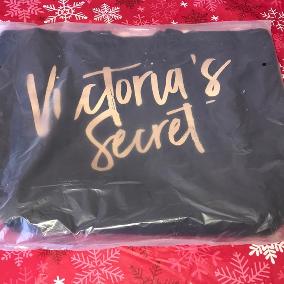 Victoria's Secret Handbags - 🍀Victoria’s Secret insulated cooler tote!🍀